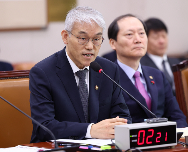 천대엽 법원행정처장이 지난해 12월 17일 국회에서 열린 법제사법위원회 전체회의 비상계엄 사태 관련 현안질의에서 발언하고 있다. 연합뉴스